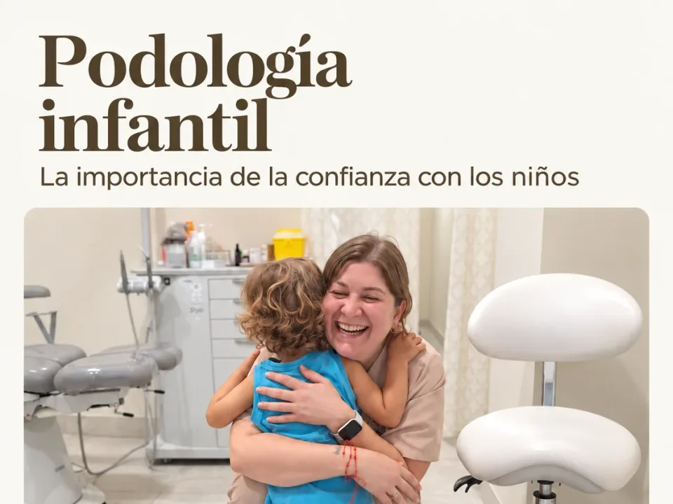 Plakat mit dem spanischen Titel „Podología infantil. La importancia de la confianza con los niños“ (Kinderpodologie: Vertrauen der Kinder) über einer lächelnden Podologin, die einen kleinen Jungen umarmt